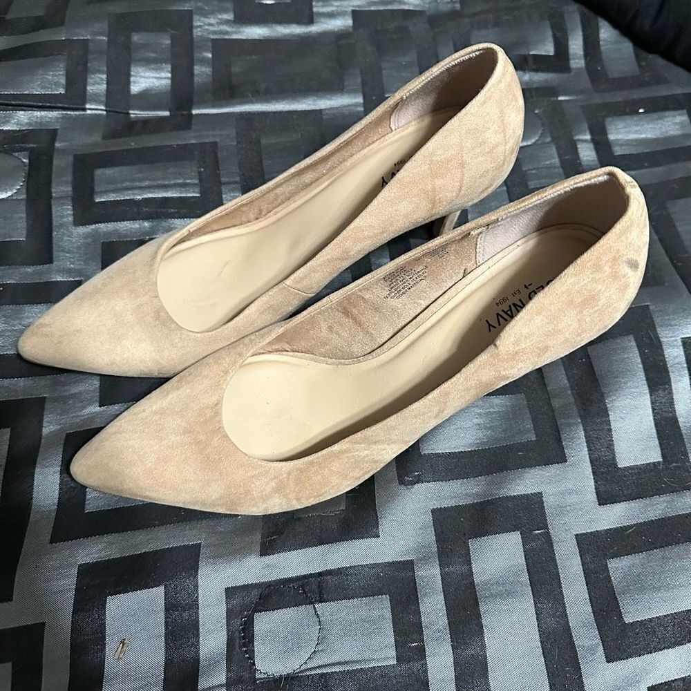 OldNavy pointed tan Suede pump